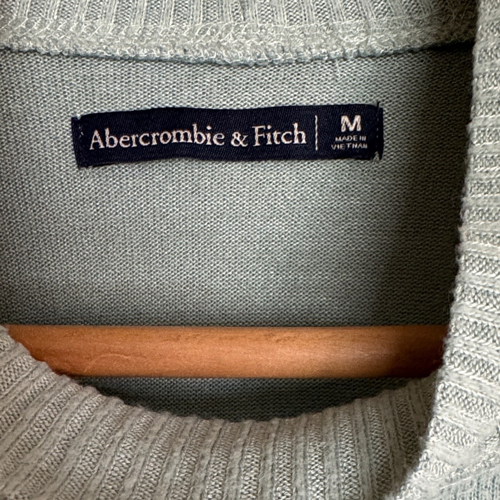 Abercrombie & Fitch Women’s Sage Green Sweater Size M - Picture 3 of 3